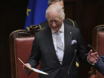 Copertina di Re Carlo III in Parlamento, spazio anche alla leggerezza: “Perdonerete se ogni tanto roviniamo il vostro cibo, ma lo facciamo con affetto”. Il discorso (un po’ in italiano e un po’ in inglese)