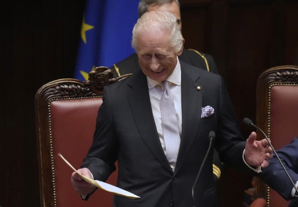 Re Carlo III in Parlamento, spazio anche alla leggerezza: “Perdonerete se ogni tanto roviniamo il vostro cibo, ma lo facciamo con affetto”. Il discorso (un po’ in italiano e un po’ in inglese)