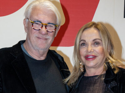 Copertina di “Ricky Tognazzi è l’uomo più f**o del mondo, gli controllo il cellulare o il portafogli più o meno tutti i giorni”: le confessioni di Simona Izzo