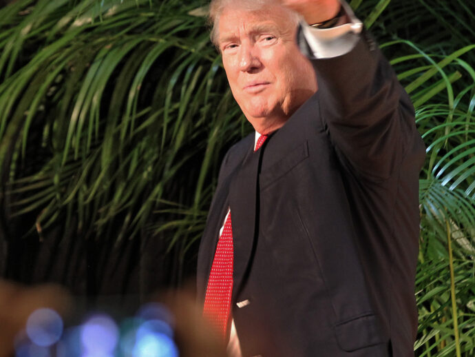 Trump dichiara guerra alle docce troppo brevi: un provvedimento annulla i limiti di erogazione di acqua imposti da Biden