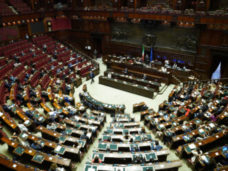 Imbarazzo alla Camera: al posto dell’interpellanza a Durigon lo schermo trasmette il reality hot “Alta infedeltà”
