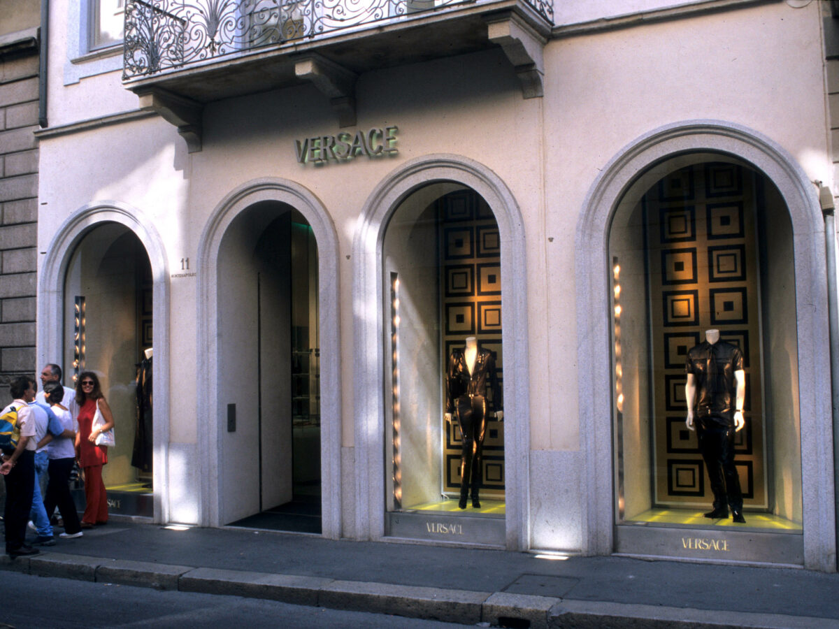 Prada compra Versace per 1,2 miliardi di euro. “Daremo continuità al marchio”
