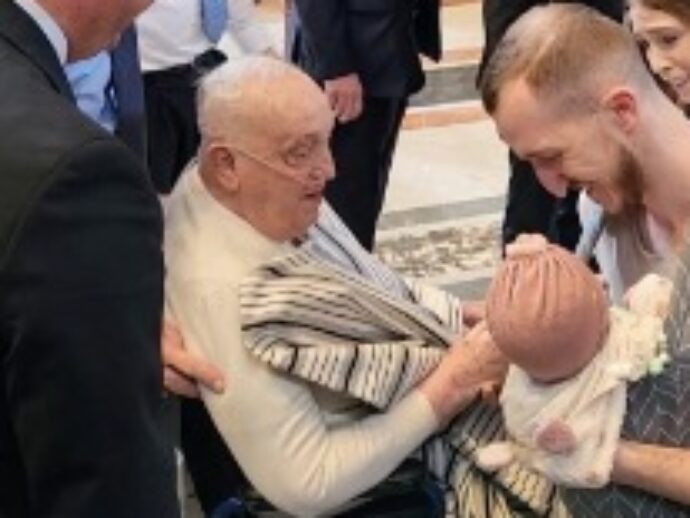 Niente talare e zucchetto, ma maglia intima e poncho: la stramba improvvisata di un Papa mai visto così