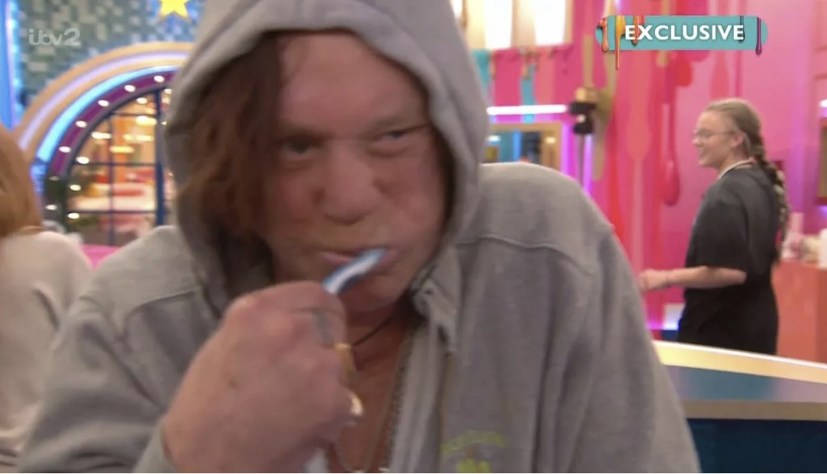 “Insulti omofobi, body shaming e comportamento inquietante”: bufera su Mickey Rourke (irriconoscibile) appena entrato nella casa di “Celebrity Big Brother”