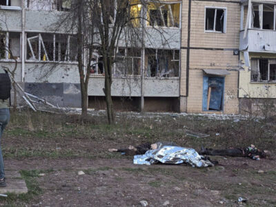 Copertina di Ucraina, raid russi sulle regioni di Donetsk e Kherson: morto un bimbo. Il sindaco di Kiev chiede missili a Merz