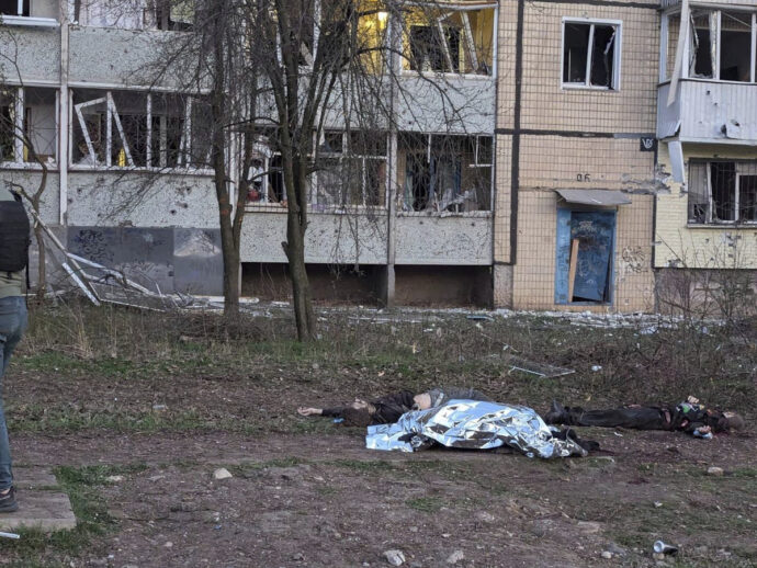 Ucraina, raid russi sulle regioni di Donetsk e Kherson: morto un bimbo. Il sindaco di Kiev chiede missili a Merz