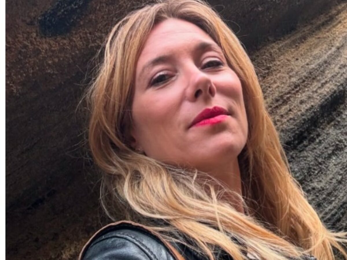 “Ho visto il pelo nero e me lo sono trovato addosso. Un dolore forte, mi sono mancate le forze”. Gatto precipita dal terzo piano in testa ad un’ex concorrente di Amici