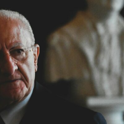 Copertina di Il viceré è nudo: ora anche i suoi mollano De Luca