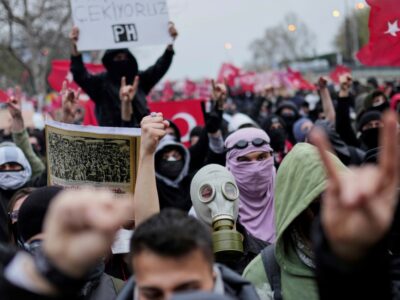 Copertina di 3 anni ai reporter: si torna in  piazza contro Erdogan