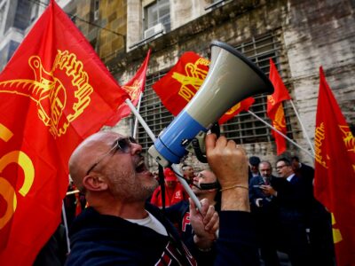 Copertina di Stm, 2.800 esuberi  in 3 anni: vola il titolo