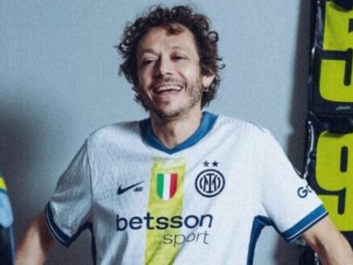 L’Inter celebra i 46 anni di Valentino Rossi con una maglia speciale: la indosserà contro il Cagliari