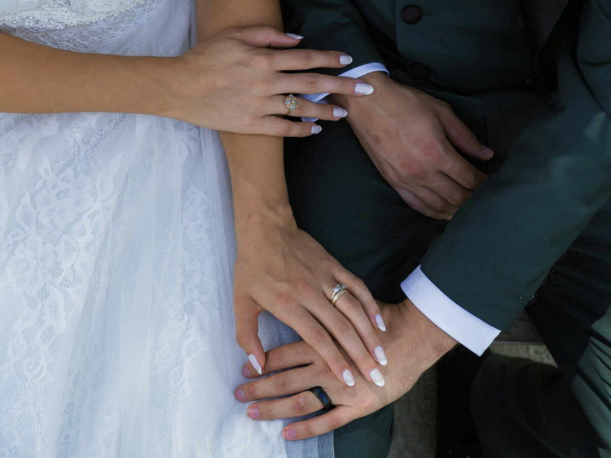 “Non ho molti soldi, per questo ho chiesto alla mia fidanzata di comprarsi l’anello di diamanti da sola”: il racconto di un futuro marito su Reddit