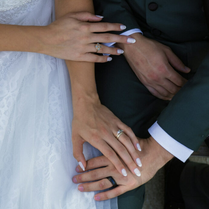 “Non ho molti soldi, per questo ho chiesto alla mia fidanzata di comprarsi l’anello di diamanti da sola”: il racconto di un futuro marito su Reddit