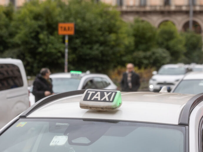 Milano, 119 multe al tassista perché entra in Area C con un veicolo inquinante. Il giudice: “Ne pagherà solo una”