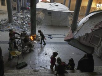Gaza, Onu: “In molti raid Israele uccide soltanto donne e bambini”. Monsignor Pizzaballa: “Catastrofe vergognosa”