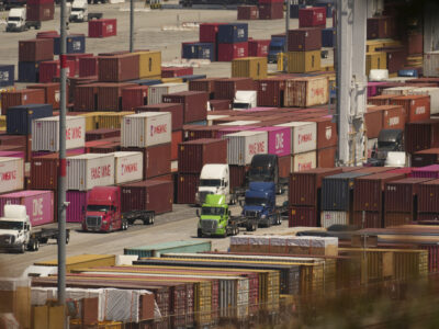 Copertina di La Cina alza i controdazi al 125%. Dollaro e titoli Usa in picchiata. Trump scivola nei sondaggi: il 51% non approva