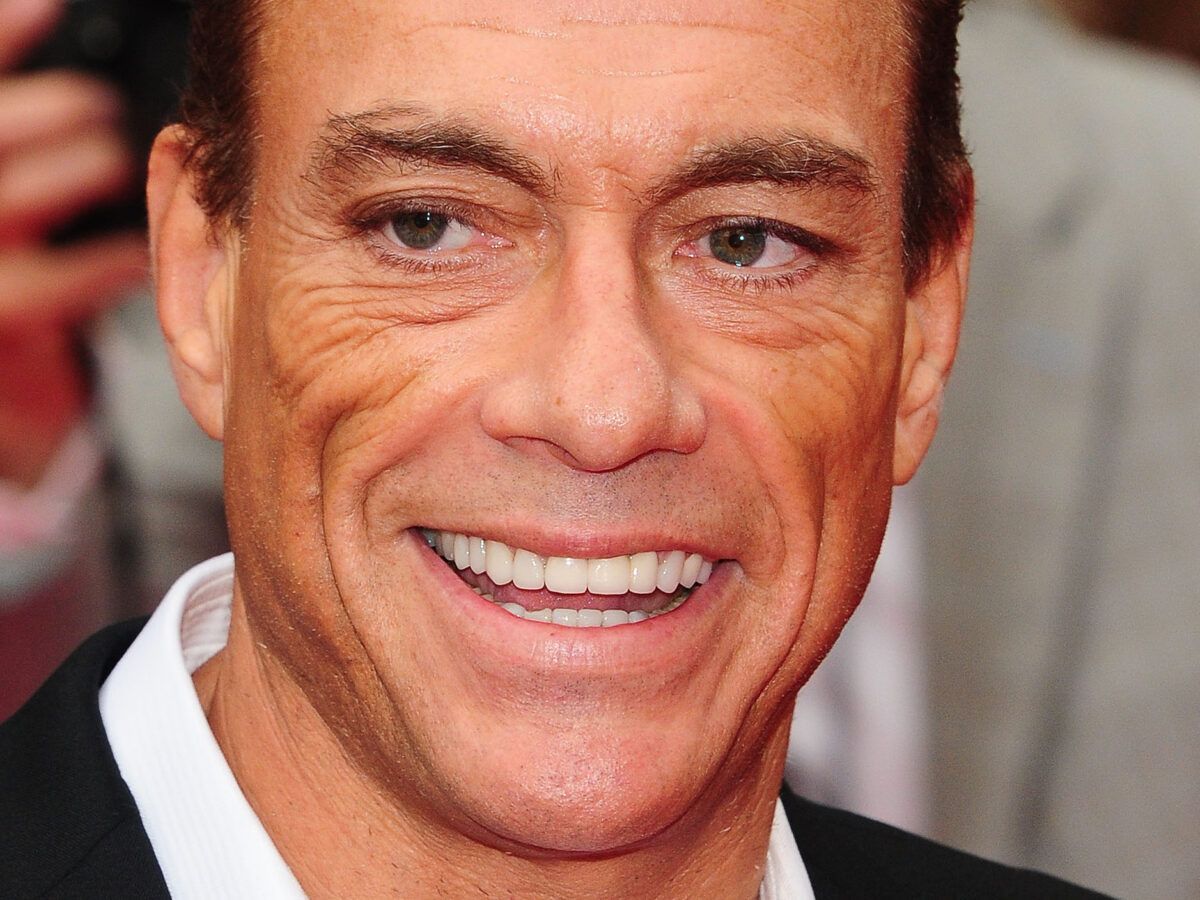 “Ha ricevuto cinque donne romene in regalo per far sesso”: Jean-Claude Van Damme accusato di traffico sessuale. Il manager furioso: “Fatti inesistenti”
