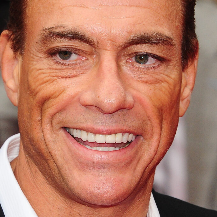 “Ha ricevuto cinque donne romene in regalo per far sesso”: Jean-Claude Van Damme accusato di traffico sessuale. Il manager furioso: “Fatti inesistenti”