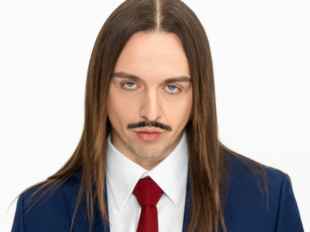 “Lucio Corsi a Eurovision? Canzone bella, ma troppo calma. Serve di più. Gabry Ponte è un dj, non canta”: le pagelle di Tommy Cash di “Espresso Macchiato”