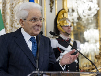 Mattarella firma il decreto Sicurezza: il provvedimento-bandiera del governo va alle Camere per la conversione in legge