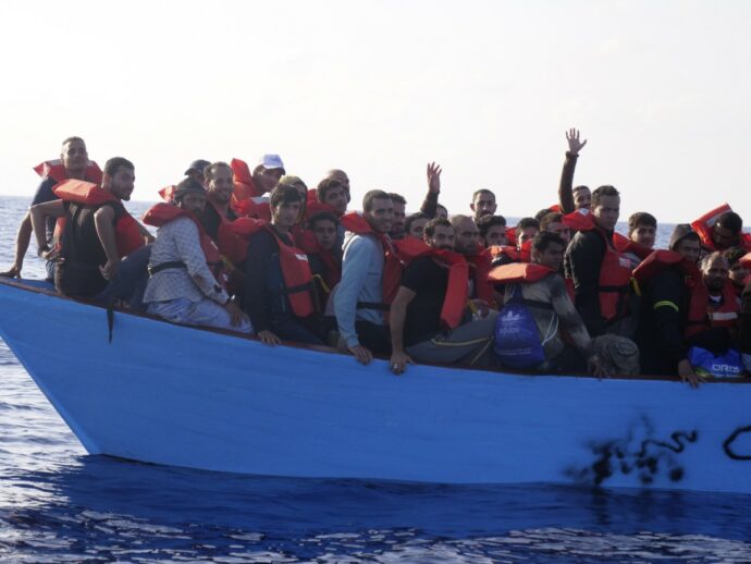 Naufraga nel Mediterraneo barca partita dalla Tunisia, l’unico superstite: “In 50 sono morti”