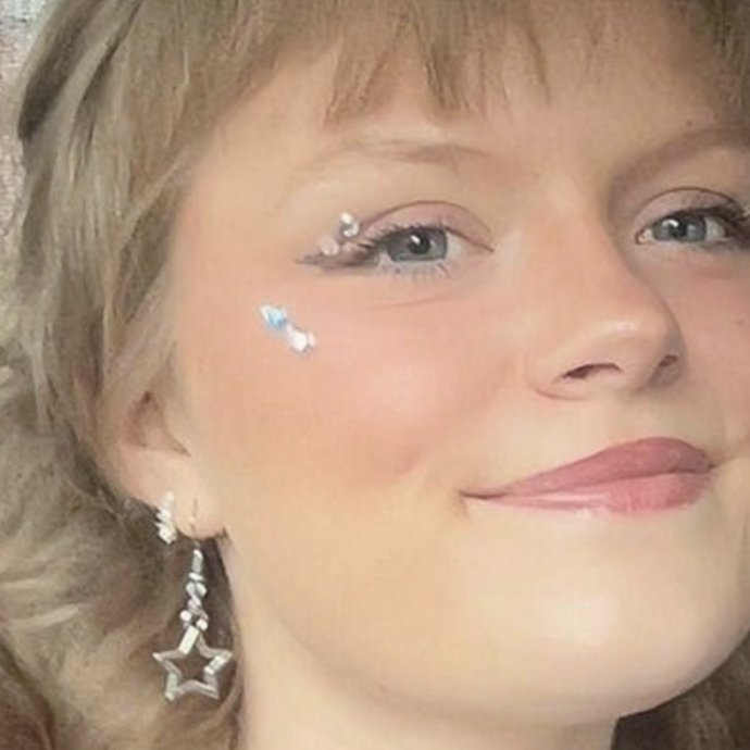 “Pensavo di avere un banale raffreddore e invece era un cavernoma diffuso. Sono rimasta paralizzata”: choc per la ballerina Ellie Morris-Davies