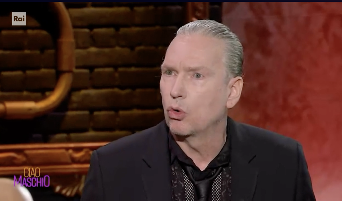 “Mia madre mi picchiava di brutto, oggi mi dà ancora la paghetta. Gli 883? Lasciai perché sono egocentrico”: Mauro Repetto lo confessa a “Ciao Maschio”