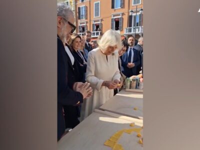 Copertina di La regina Camilla tira la pasta insieme allo chef Massimo Bottura: la visita dei reali a Ravenna – Video