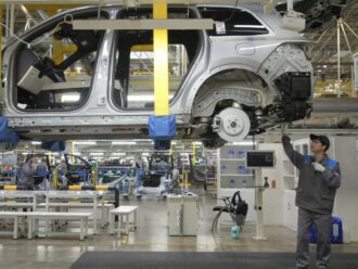 Dazi, Cina e UE negoziano su quelli alle auto elettriche cinesi. Spunta l’ipotesi del prezzo minimo