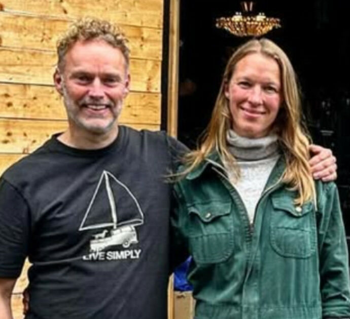 “Sono fuggiti lasciando 158 barili pieni di feci umane”. Orrore nell’eco-resort ma i proprietari si difendono: “Volevamo creare un pianeta più bello”