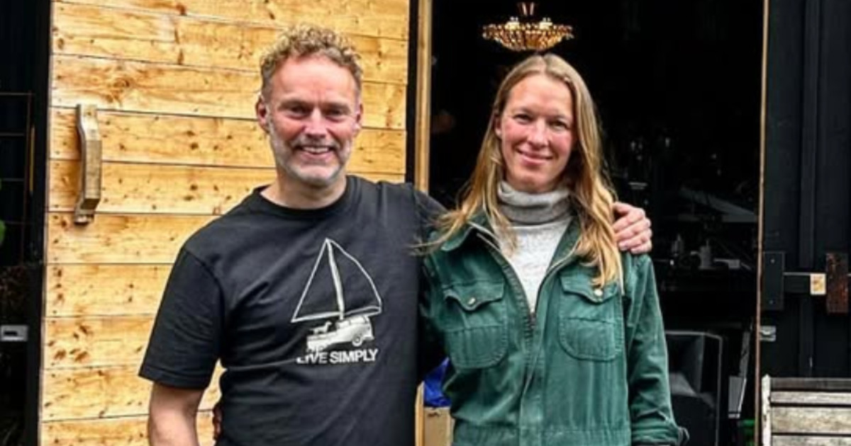 “Sono fuggiti lasciando 158 barili pieni di feci umane”. Orrore nell’eco-resort ma i proprietari si difendono: “Volevamo creare un pianeta più bello”