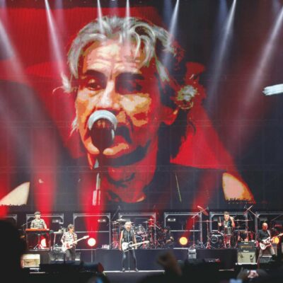 Copertina di Ligabue: “Siamo tutti della stessa pasta. Mi manca la pace. E  Strada”