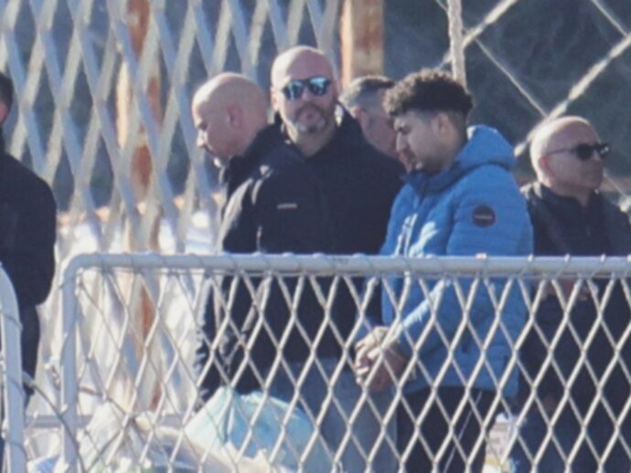 I migranti in Albania arrivano ammanettati