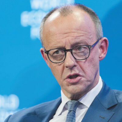 Copertina di Ucraina, l’asse anglo-tedesco contro i negoziati: altri 21 mld in armi a Kiev