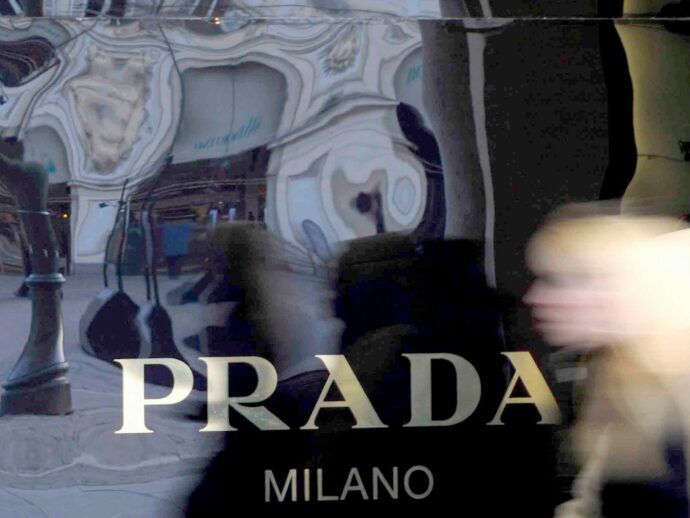 L’intellettuale Prada a nozze con la sfrontata casa Versace