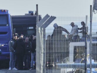 Polsi legati ai migranti in Albania, Piantedosi: “Normale”. Ma l’Autorità: “Norme disattese sistematicamente”