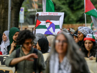 In 15mila al corteo di Milano per la Palestina. Scontri con le forze dell’ordine, 7 in questura. “Spara a Giorgia” scritto su una vetrina