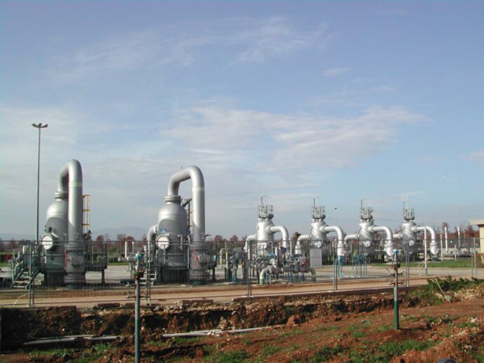 Incendio alla raffineria Sonatrach di Augusta: due operai ustionati, sequestrato l’impianto