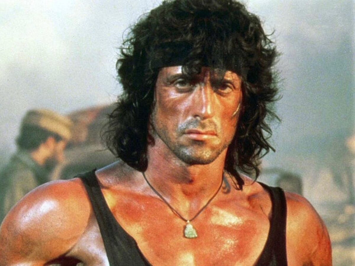 È morto Ted Kotcheff, il regista che ha diretto il film “Rambo” con Sylvester Stallone: “Sembrava celebrare il Vietnam, una delle guerre più stupide della storia”