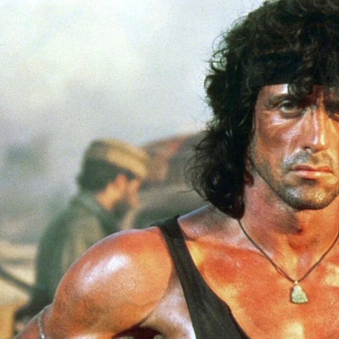 È morto Ted Kotcheff, il regista che ha diretto il film “Rambo” con Sylvester Stallone: “Sembrava celebrare il Vietnam, una delle guerre più stupide della storia”