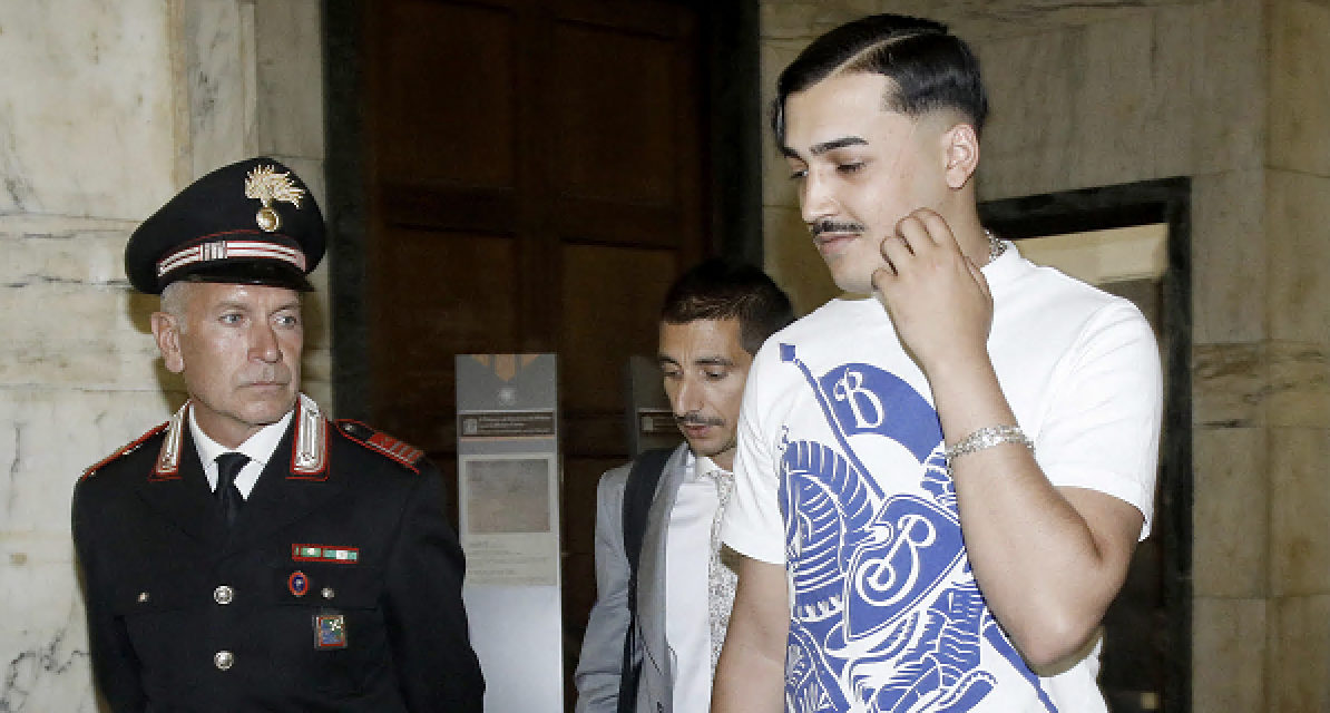 Simba La Rue arrestato in Spagna, il trapper era fuggito dall’Italia dopo la condanna a 4 anni e 6 mesi per la sparatoria a Milano assieme al collega Baby Gang