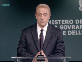 Copertina di Crozza-Lollobrigida è esilarante: “È il vino a dare a Gesù i poteri miracolosi. È storia”