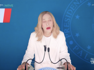 Copertina di Crozza-Meloni cerca un escamotage per non baciare le natiche di Trump: “Gli mando Salvini, a lui non fa schifo niente”