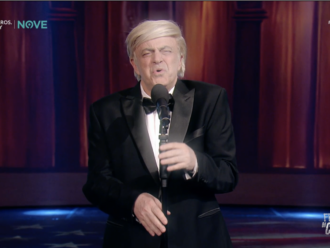 Copertina di Il nuovo messaggio di Crozza-Trump all’Europa: “I do whatever the fuck i want! And then… kissing my ass”