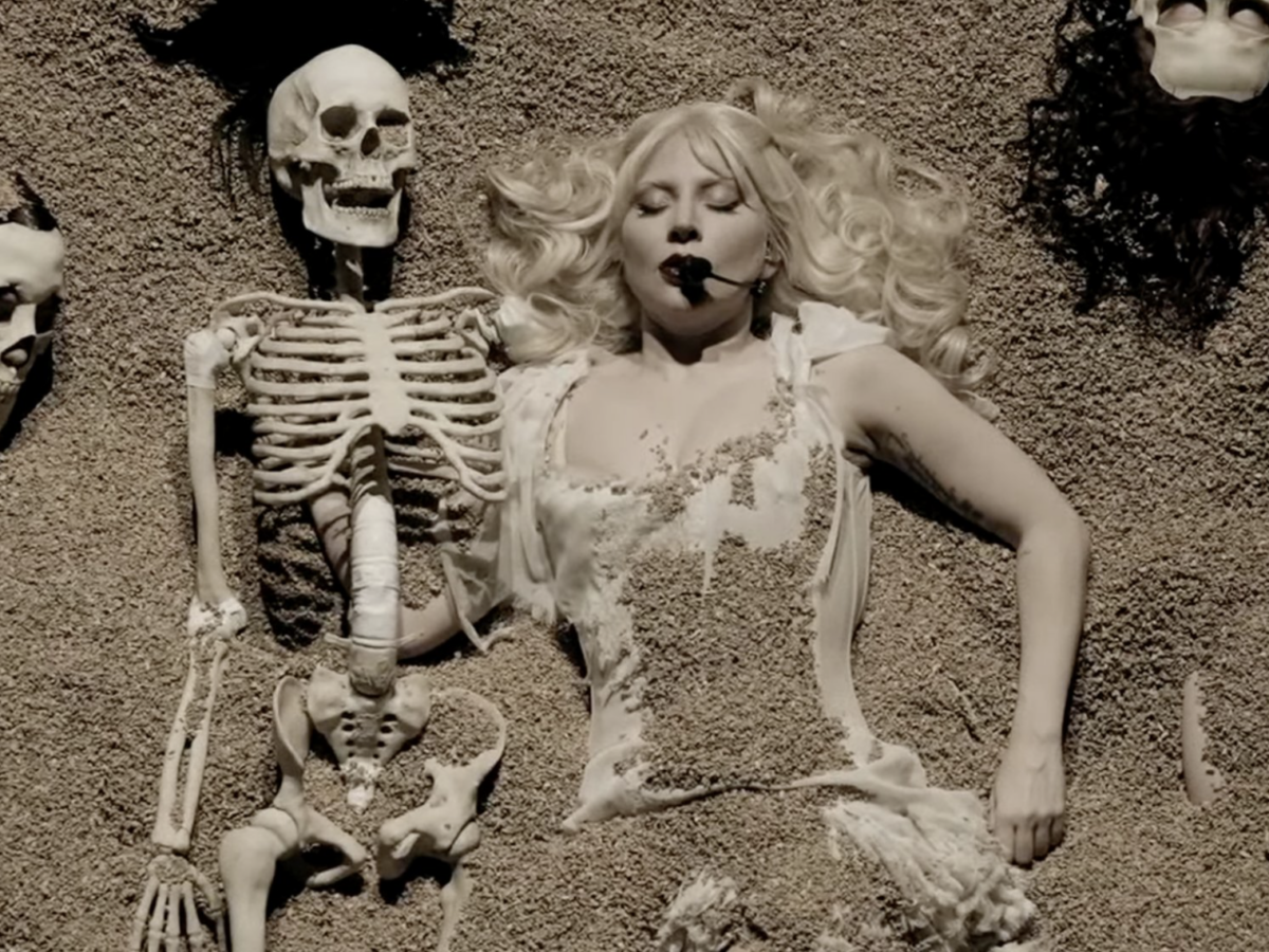 Lady Gaga come un tuono travolge il Coachella per offrire in due ore di live il suo mondo horror e pop tra scheletri, zombie, mostri e cadaveri resuscitati
