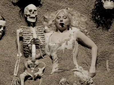 Copertina di Lady Gaga come un tuono travolge il Coachella per offrire in due ore di live il suo mondo horror e pop tra scheletri, zombie, mostri e cadaveri resuscitati