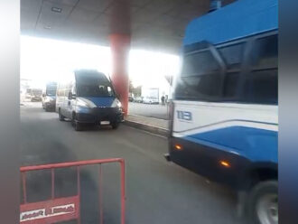 Migranti in Albania: il codazzo di bus, camionette e mezzi italiani. Ma Piantedosi: “Diseconomie? Ideologia”