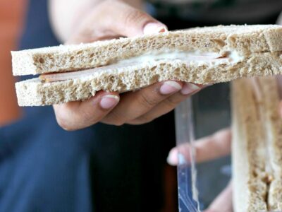 Copertina di Spalma sul tramezzino la tintura per capelli della moglie e si sente malissimo: “Pensavo fosse maionese”