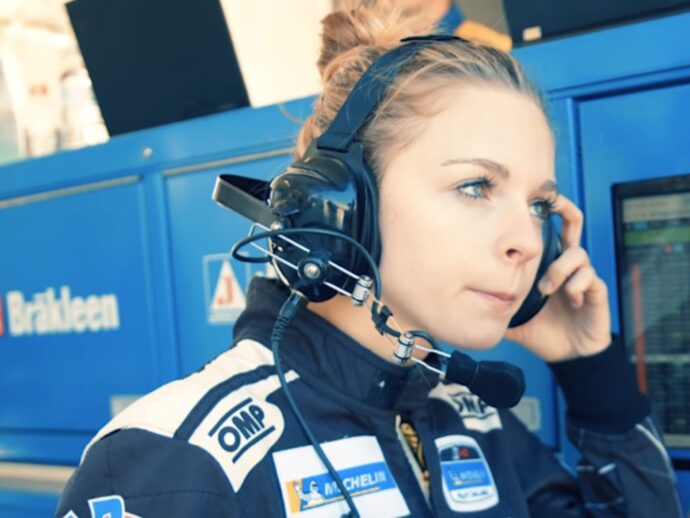 “Volevo mostrare la mia auto alla troupe, l’ho aperta e c’era un dildo dentro”: Aurora Straus racconta la misoginia nel mondo dei motori