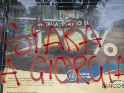 Copertina di “Spara a Giorgia” la scritta al corteo pro-Palestina